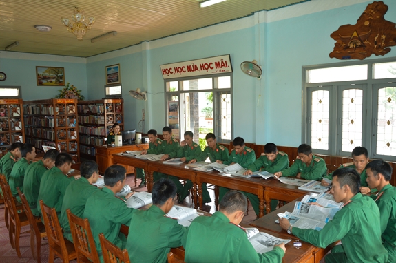 Đại úy QNCN Trần Thị Thu Hường tổ chức cho bộ đội đọc sách, báo tại thư viện Sư đoàn 320.